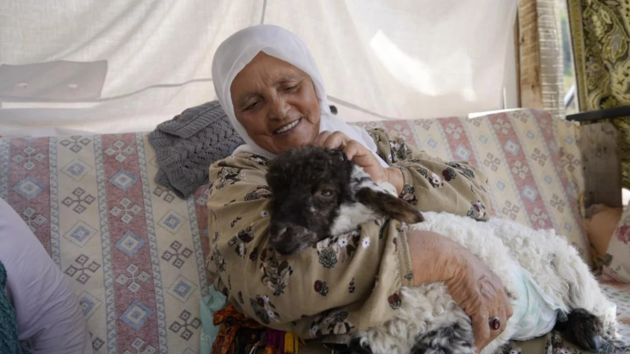 Annesi bakmadı, o sahip çıktı! Boncuk onun için artık aileden biri...