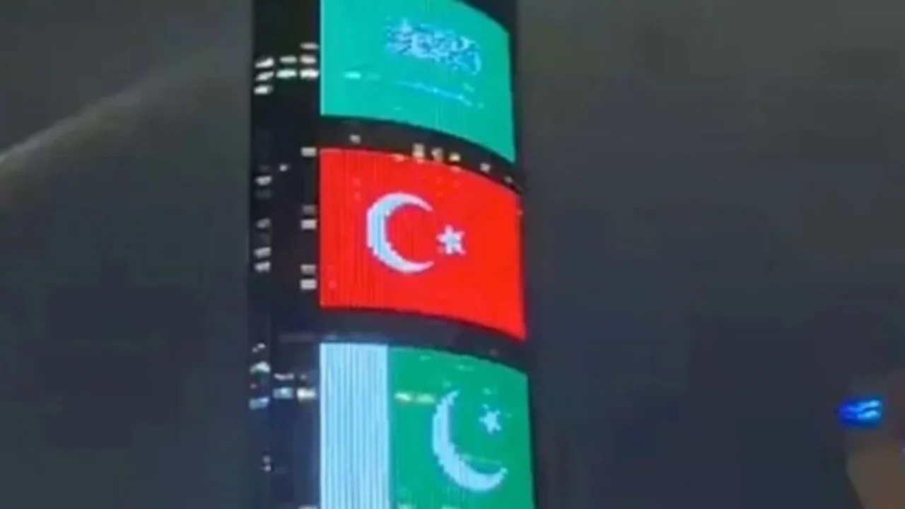 Suudi Arabistan'ın simge yapıları, T&uuml;rkiye ve Pakistan bayraklarıyla donandı