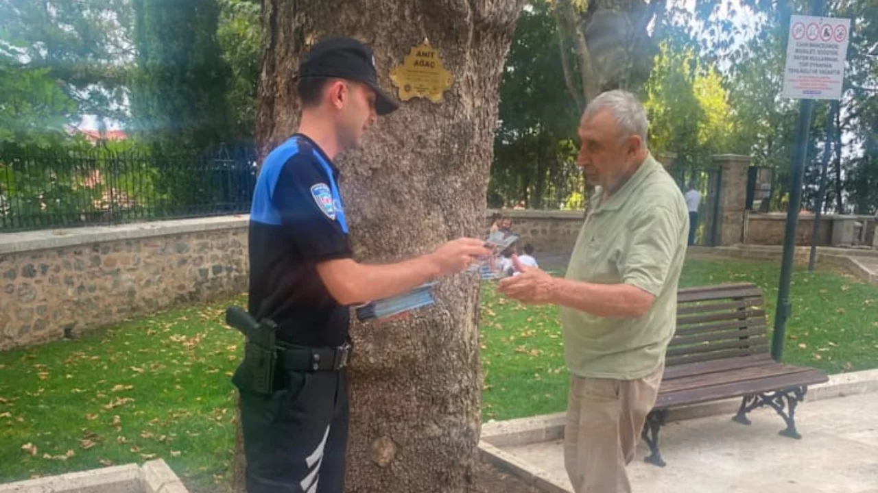 Bursa'da cuma namazı sonrası dikkat &ccedil;eken uygulama! Vatandaşlara tek tek anlattılar