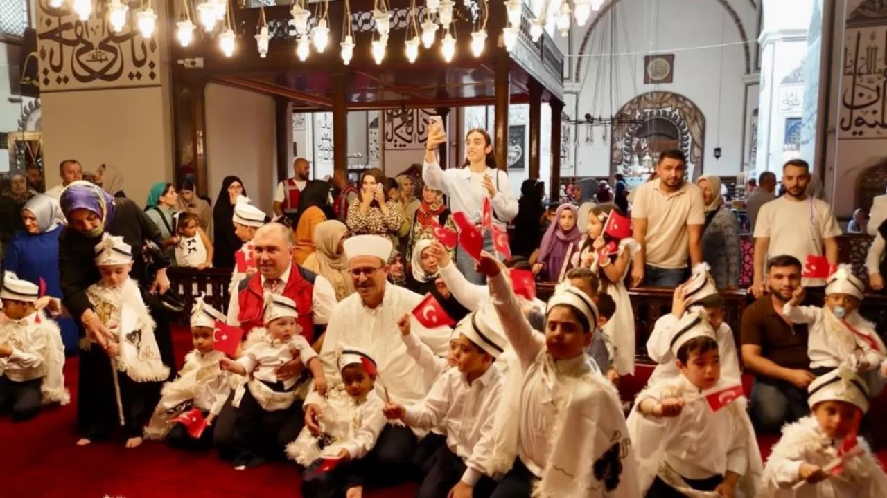 Bursa'da 530 yıllık gelenek yeniden yaşatıldı! 25 çocuk için tarihi meydanda sünnet şöleni