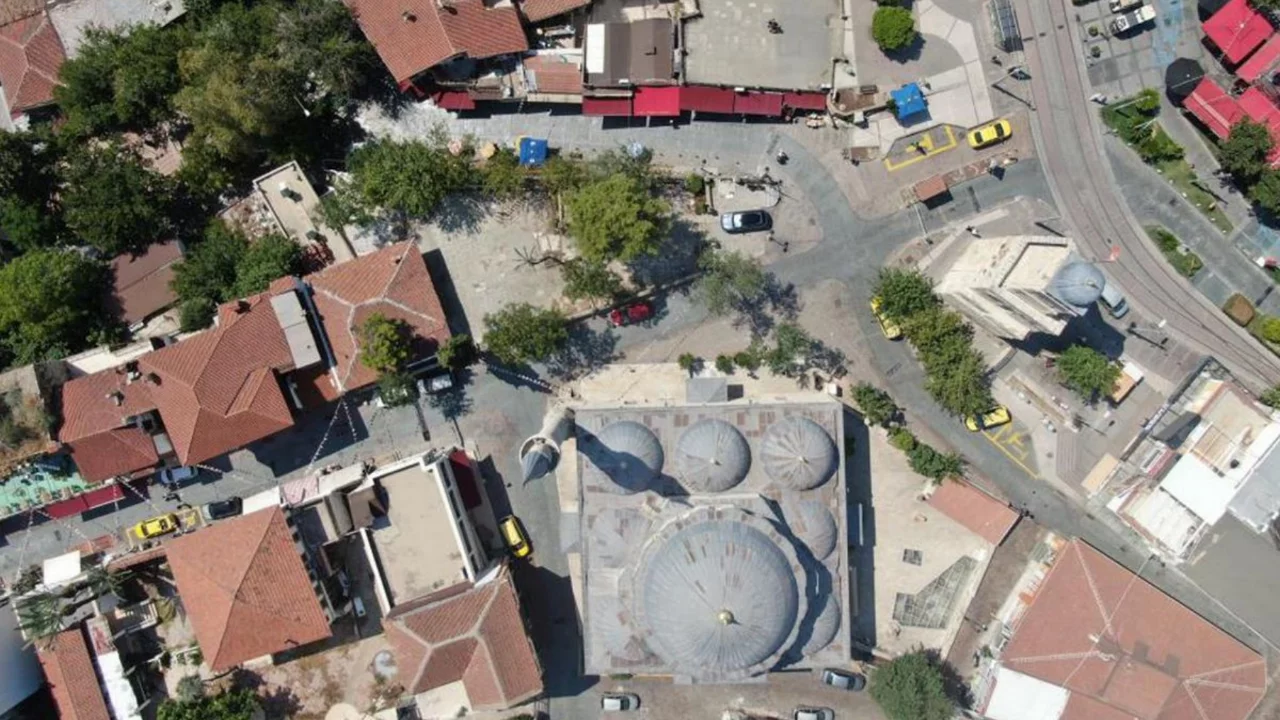 İğne atsan yere d&uuml;şmez: Hava kararınca n&uuml;fusunun 100 katına &ccedil;ıkıyor