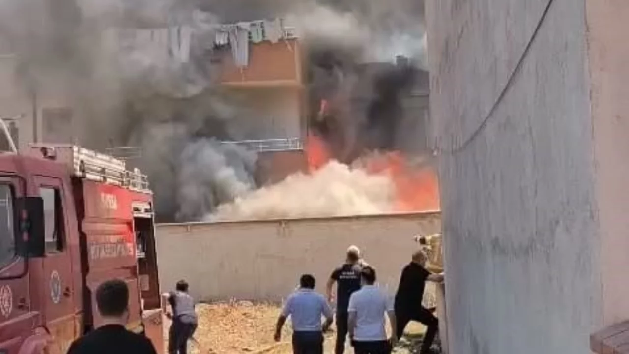 Bursa'da faciadan d&ouml;n&uuml;ld&uuml;! Depoda başlayan yangın apartmana sı&ccedil;radı