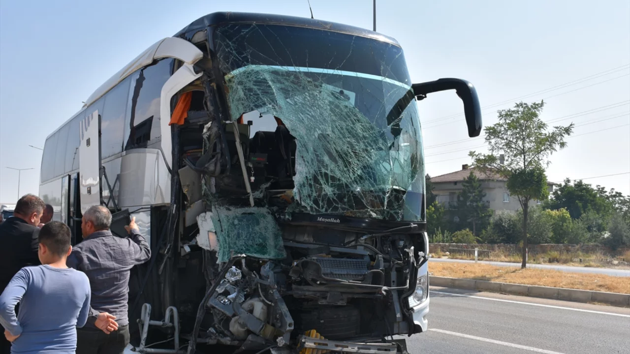Yolcu otobüsü kamyonete çarptı: Ölü ve yaralılar var...
