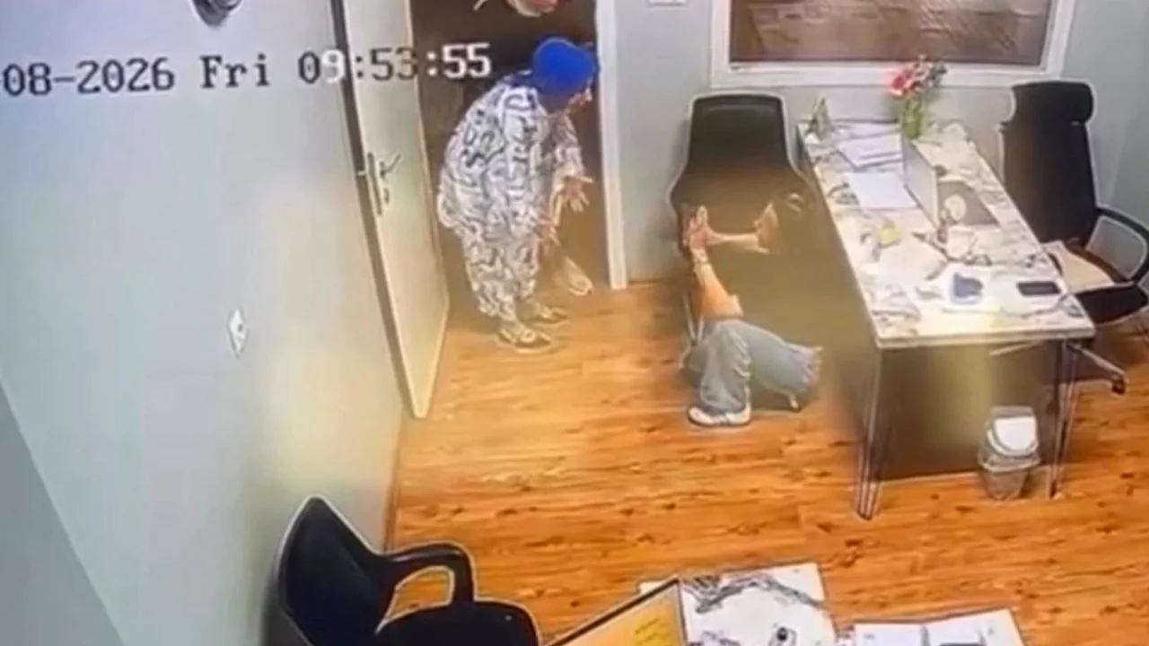 Bursa'da saniyelerle yarış! Hayat kurtaran m&uuml;dahale kamerada...