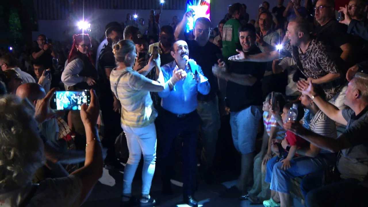 Bursa'da Mustafa Keser'den m&uuml;zik ve kahkaha dolu gece