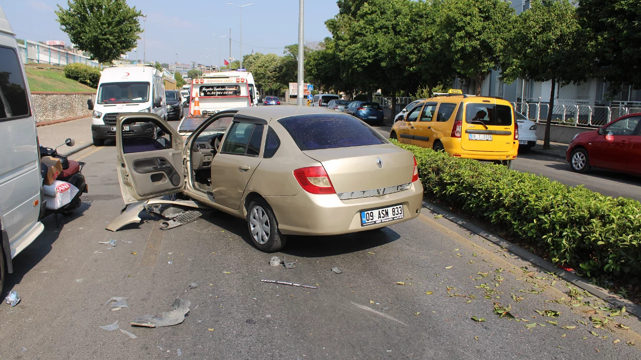 Karşı şeride geçen otomobil başka araca çarpıp karavana vurdu