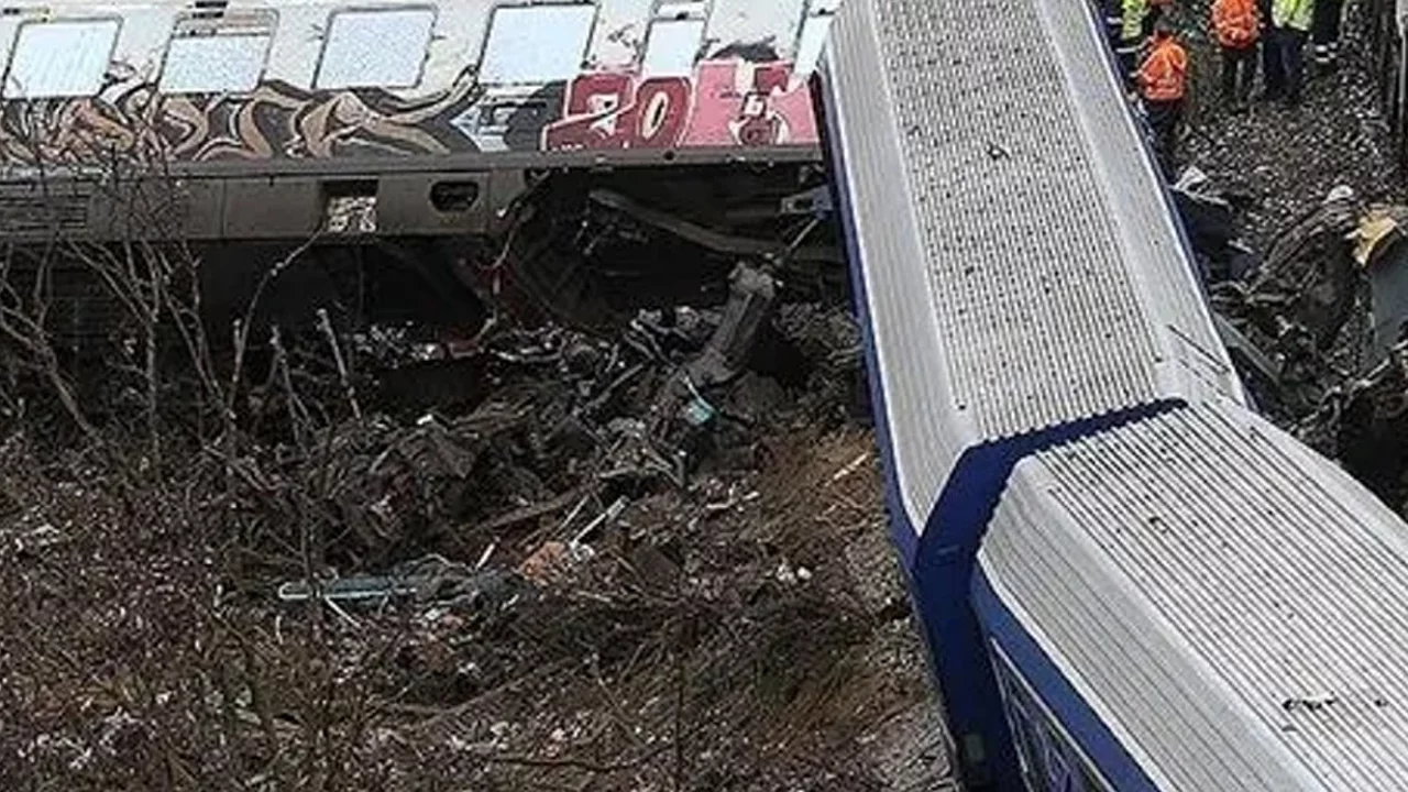Yolcu ve yük treni çarpıştı: 6'sı ağır 19 yaralı
