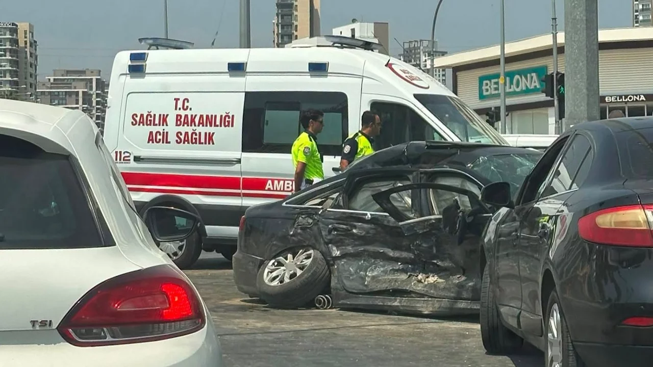 Ambulans ile otomobil çarpıştı: 3'ü sağlık çalışanı 5 yaralı