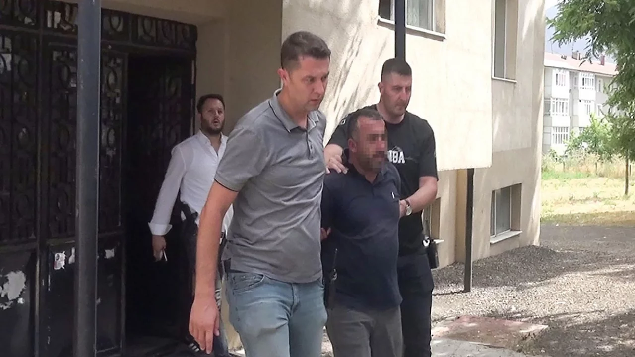 Eşini boşanmaktan vazge&ccedil;irmek i&ccedil;in 2 &ccedil;ocuğunu balkonda alıkoydu