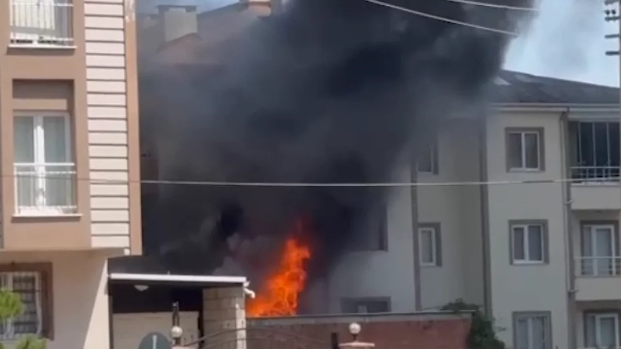 Bursa'da depodan çıkan alevler apartmana sıçradı! 