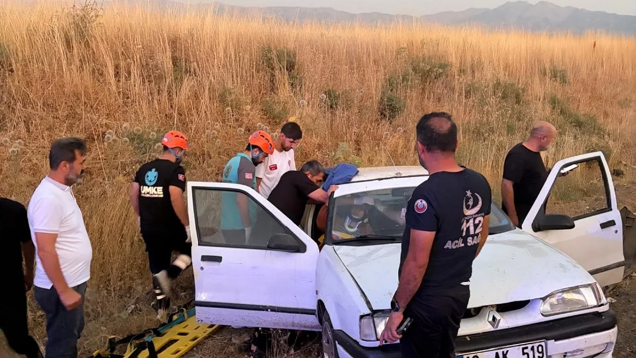 Otomobil yoldan &ccedil;ıktı: 2 kişi yaralandı