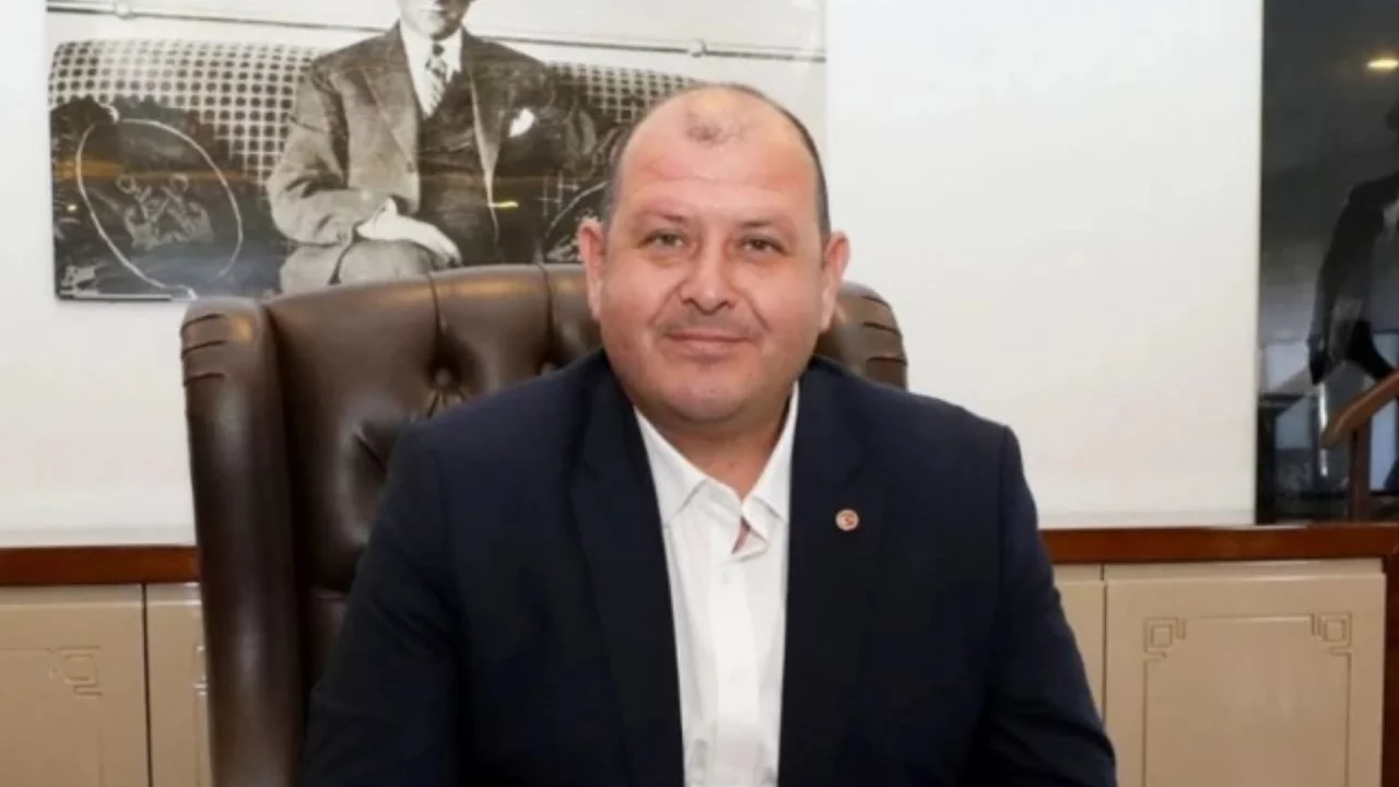Bel altı mesajları ortaya &ccedil;ıkan belediye başkanı g&ouml;revden uzaklaştırıldı!