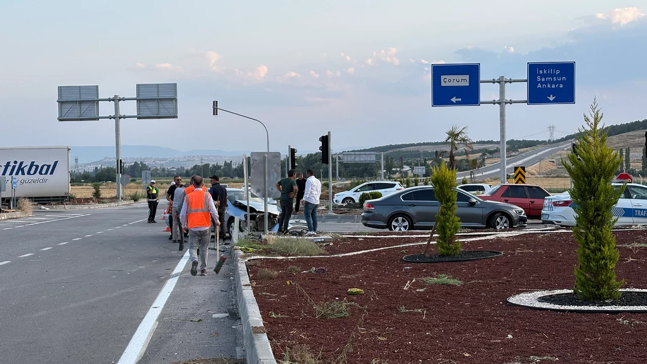 Kavşakta iki otomobil &ccedil;arpıştı: S&uuml;r&uuml;c&uuml;ler kazayı yara almadan atlattı