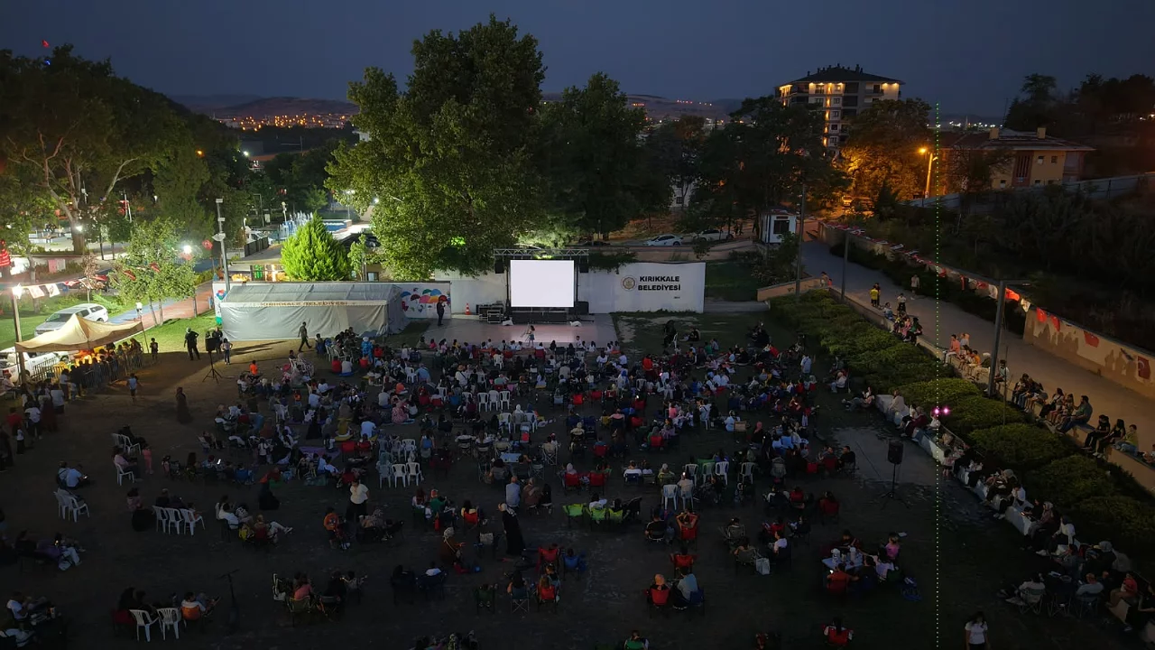 &Ccedil;ocuklar a&ccedil;ık havada sinema keyfi yaşadı