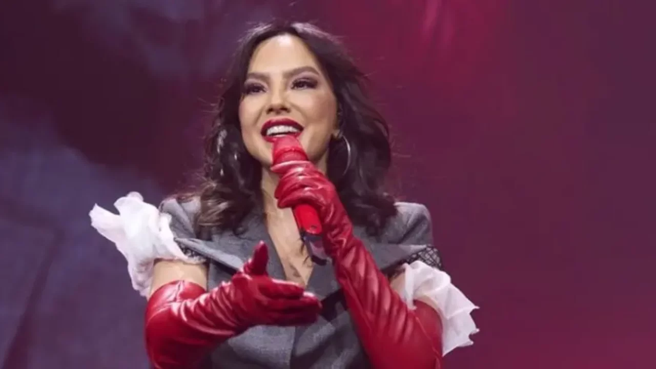Ebru G&uuml;ndeş'in yeni g&ouml;r&uuml;nt&uuml;s&uuml; g&uuml;ndem oldu! Estetik sonrası değişimi dikkat &ccedil;ekti