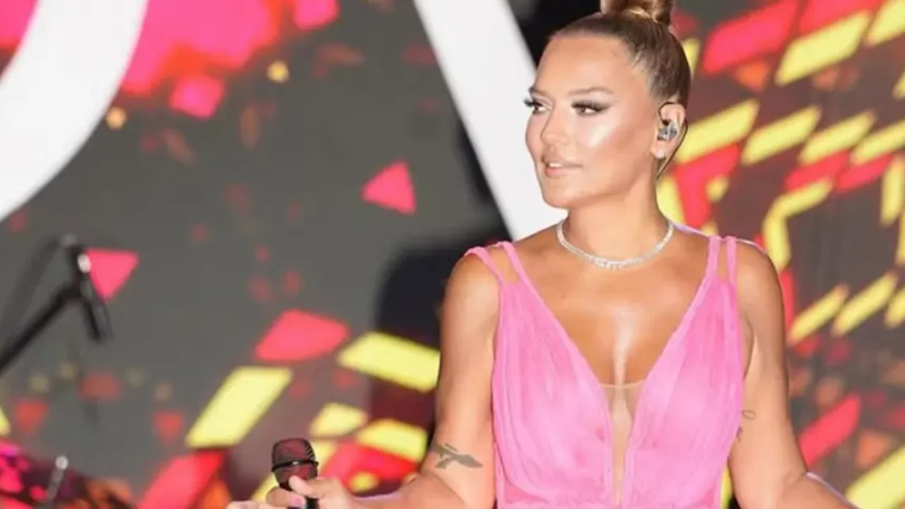 Demet Akalın'ın tatil paylaşımı g&uuml;ndem oldu! Makyajsız ve filtresiz hali dikkat &ccedil;ekti