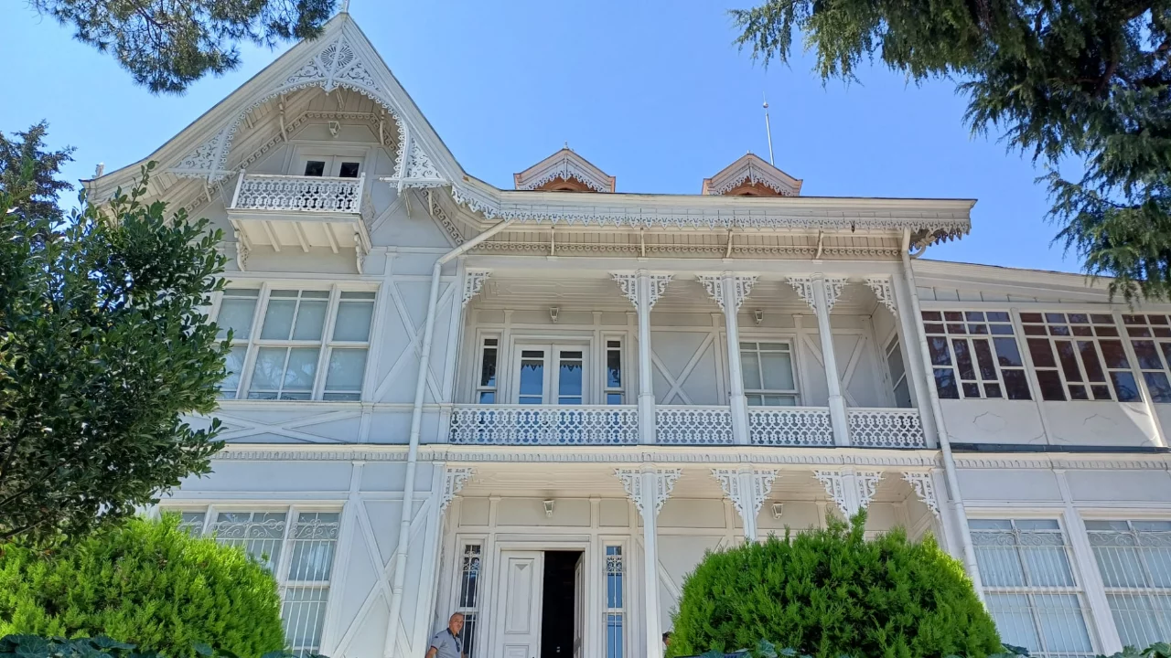 Atatürk'ün Bursa'da kaldığı köşk! İçindeki eşyalar dikkat çekiyor