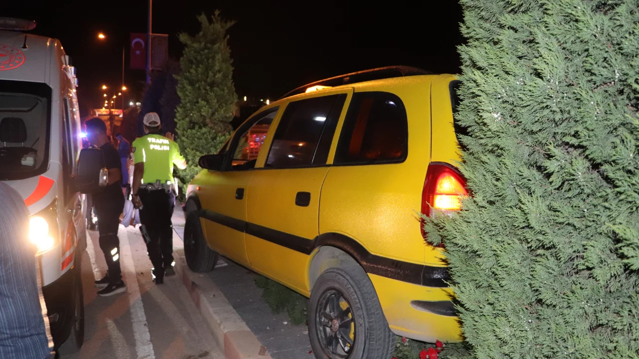 Kontrolden &ccedil;ıkan ticari taksi ref&uuml;je &ccedil;ıktı: 2 yaralı