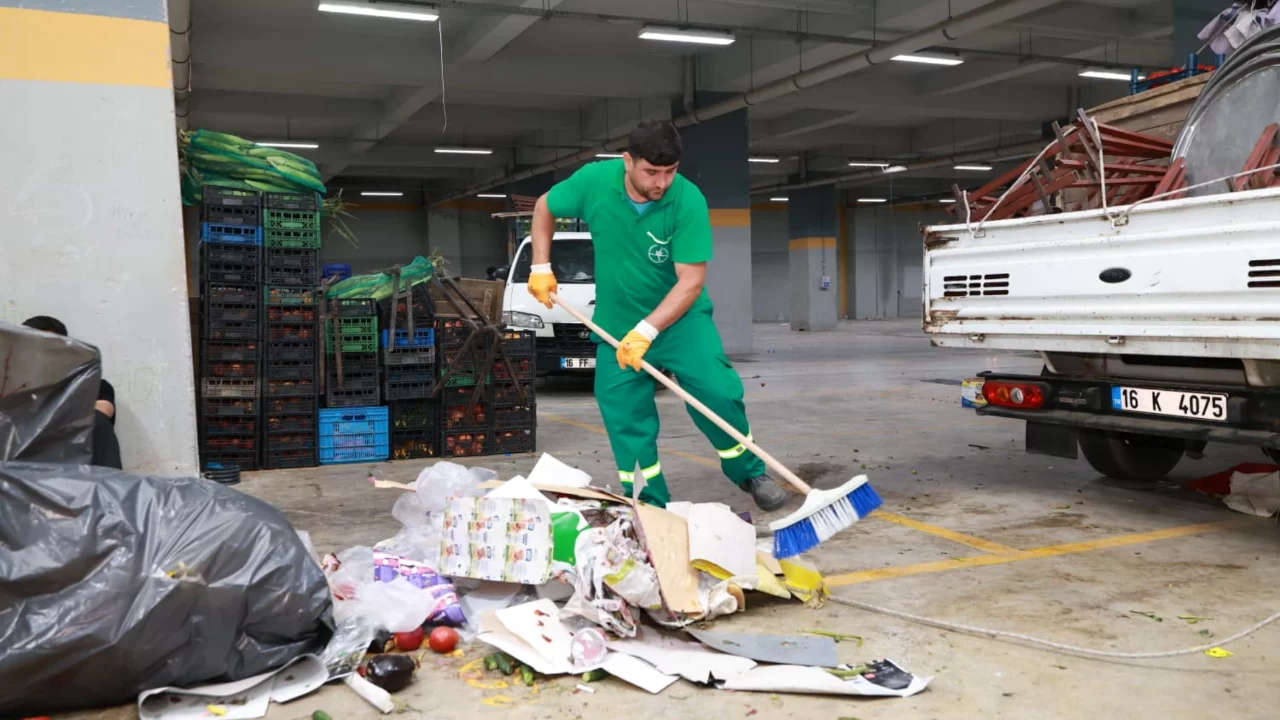 Bursa'da pazar sonrası temizlik seferberliği! Her ay 600 ton atık toplanıyor