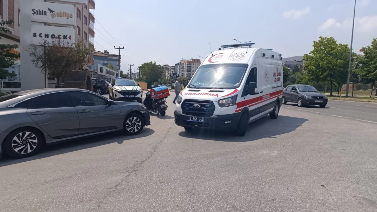 Bursa'da kurye kazası! Dönüş yapan otomobile arkadan çarptı