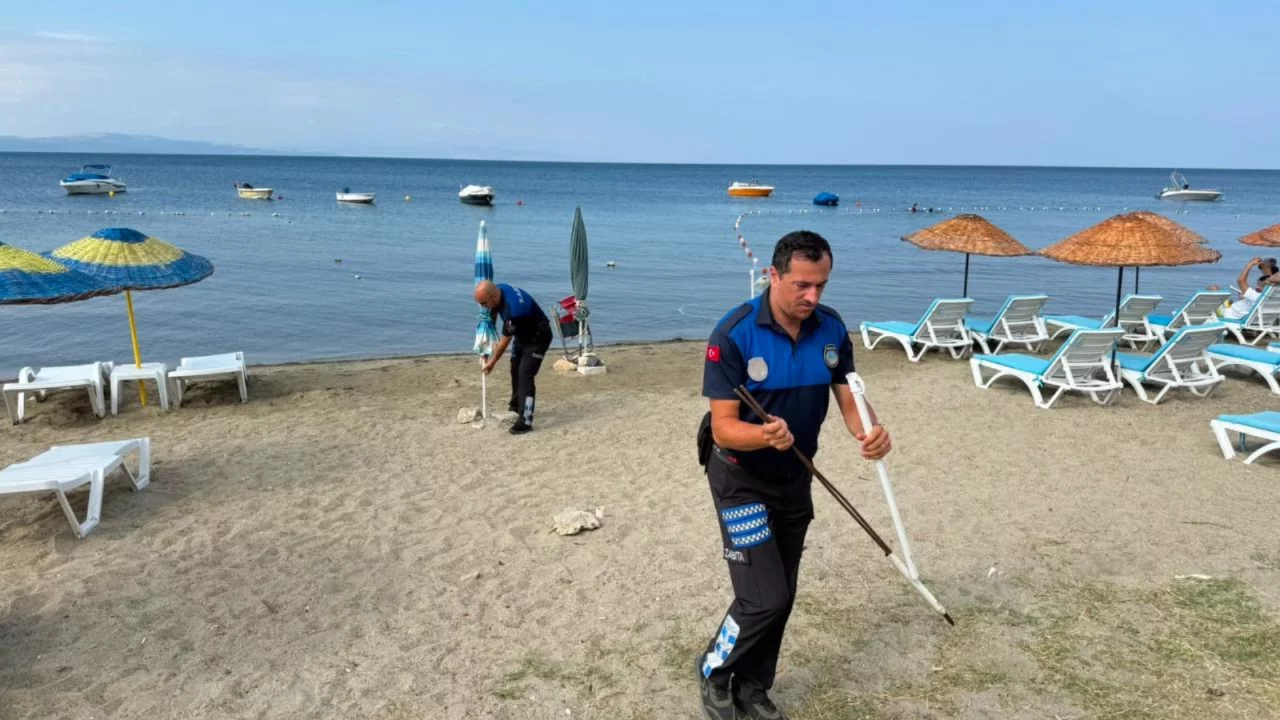 Sahili işgal eden şezlong ve şemsiyelere m&uuml;dahale! Zabıta ekipleri tek tek topladı
