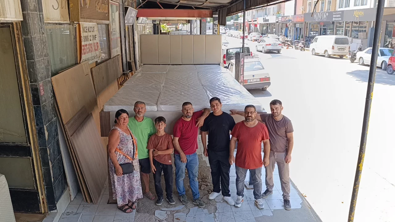 Bursa İneg&ouml;l'de şaşırtan &uuml;retim: 6 metre 10 santimetrelik dev yatak