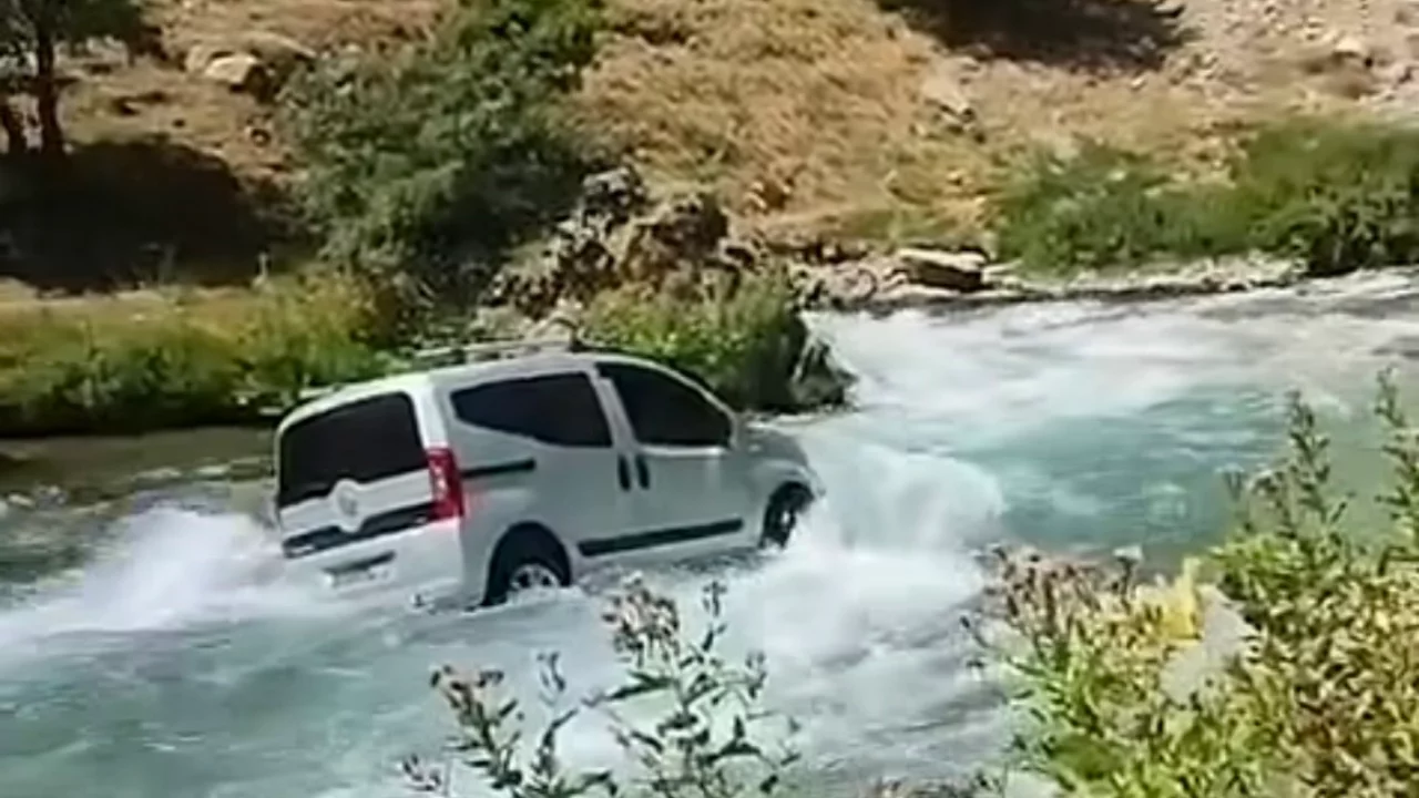 Van Bah&ccedil;esaray'da el freni iddiası: Kamyonet &ccedil;aya u&ccedil;tu