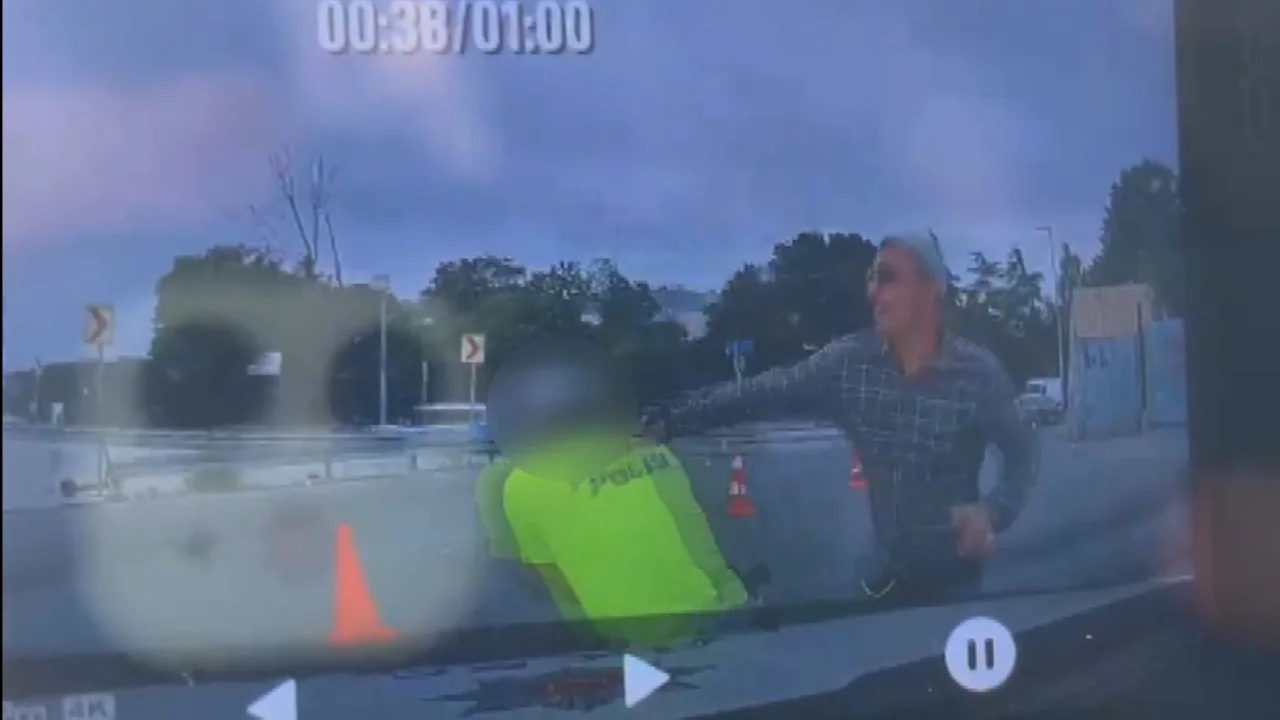 Polise kalleş&ccedil;e saldırı kamerada! Soru sorma bahanesiyle yaklaşıp bı&ccedil;akladı...