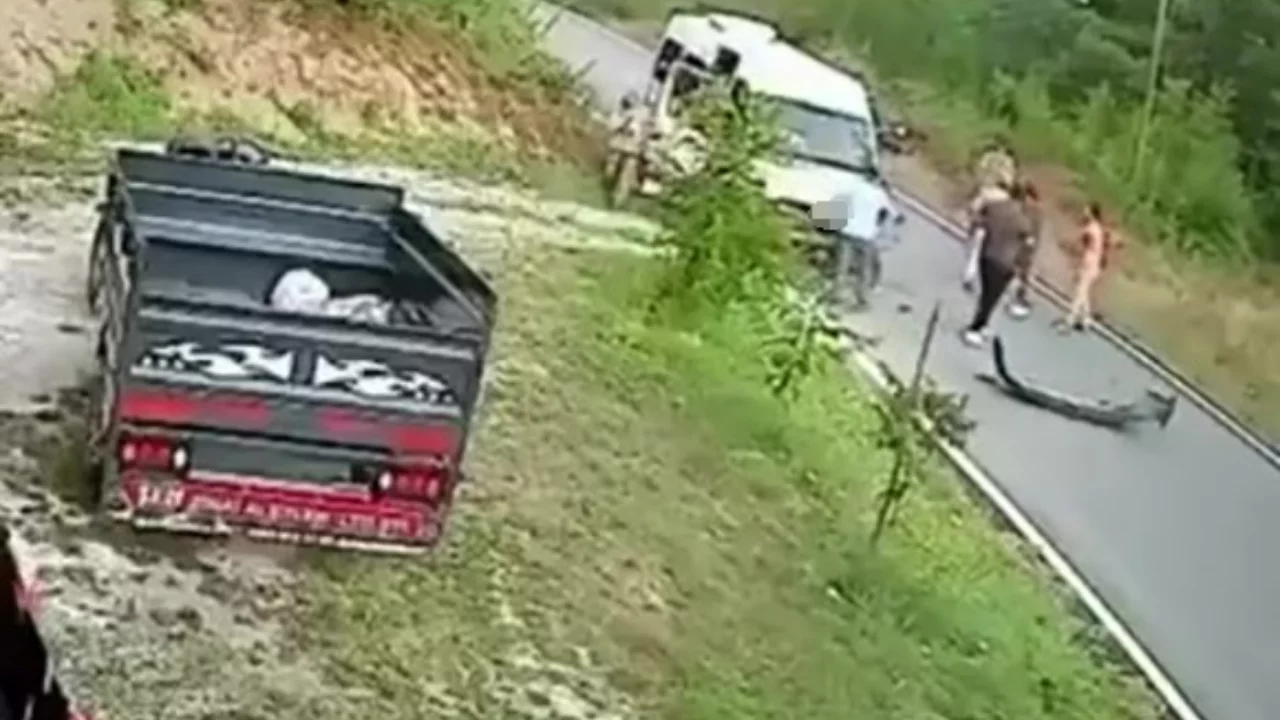 Zonguldak'ta iş&ccedil;i servisi ile otomobil &ccedil;arpıştı: 4 yaralı
