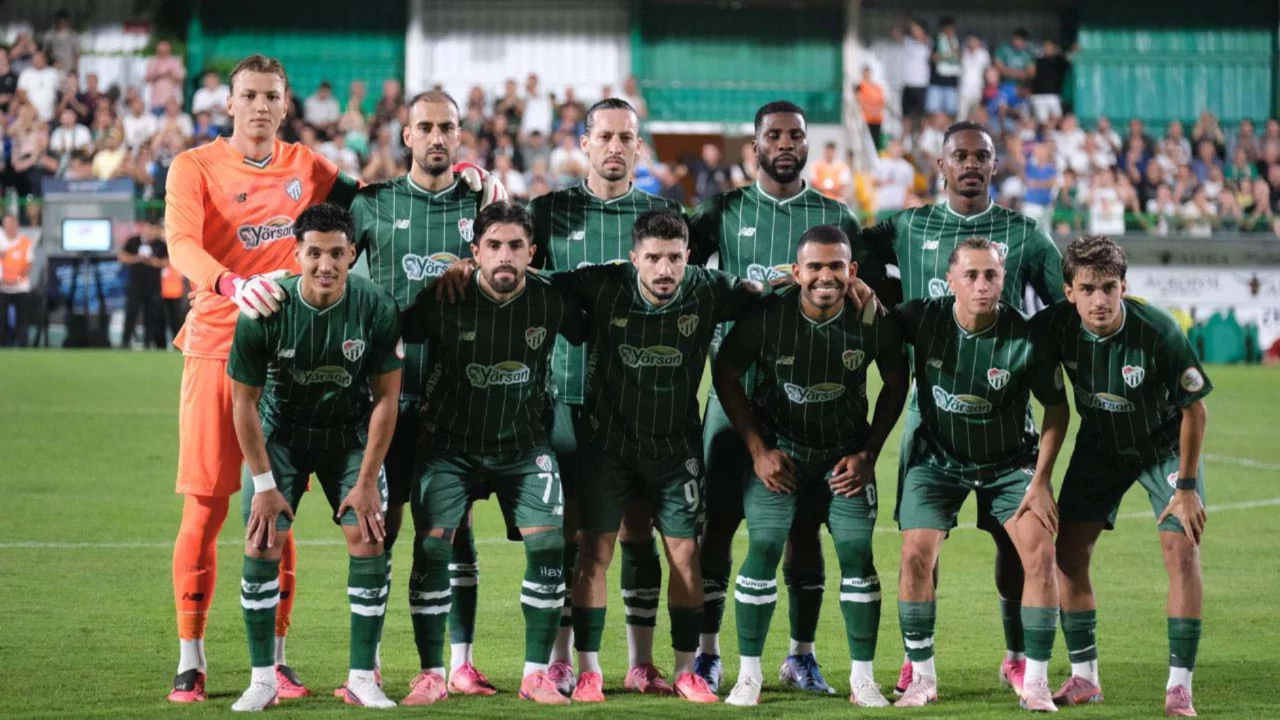 Bursaspor 1. Lig'e galibiyetle d&ouml;nd&uuml;! Yeni transferler fark yarattı...