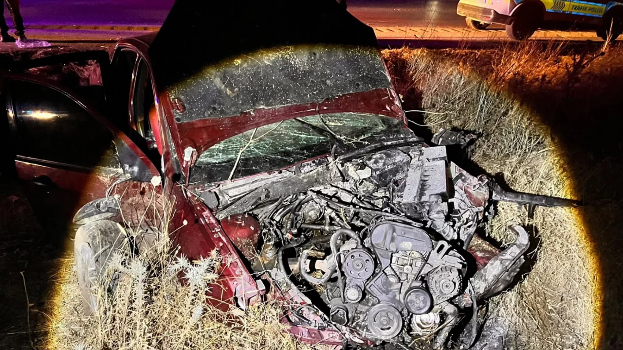Kontrolden &ccedil;ıkan otomobil yol kenarına savruldu: 2'si ağır, 3 yaralı