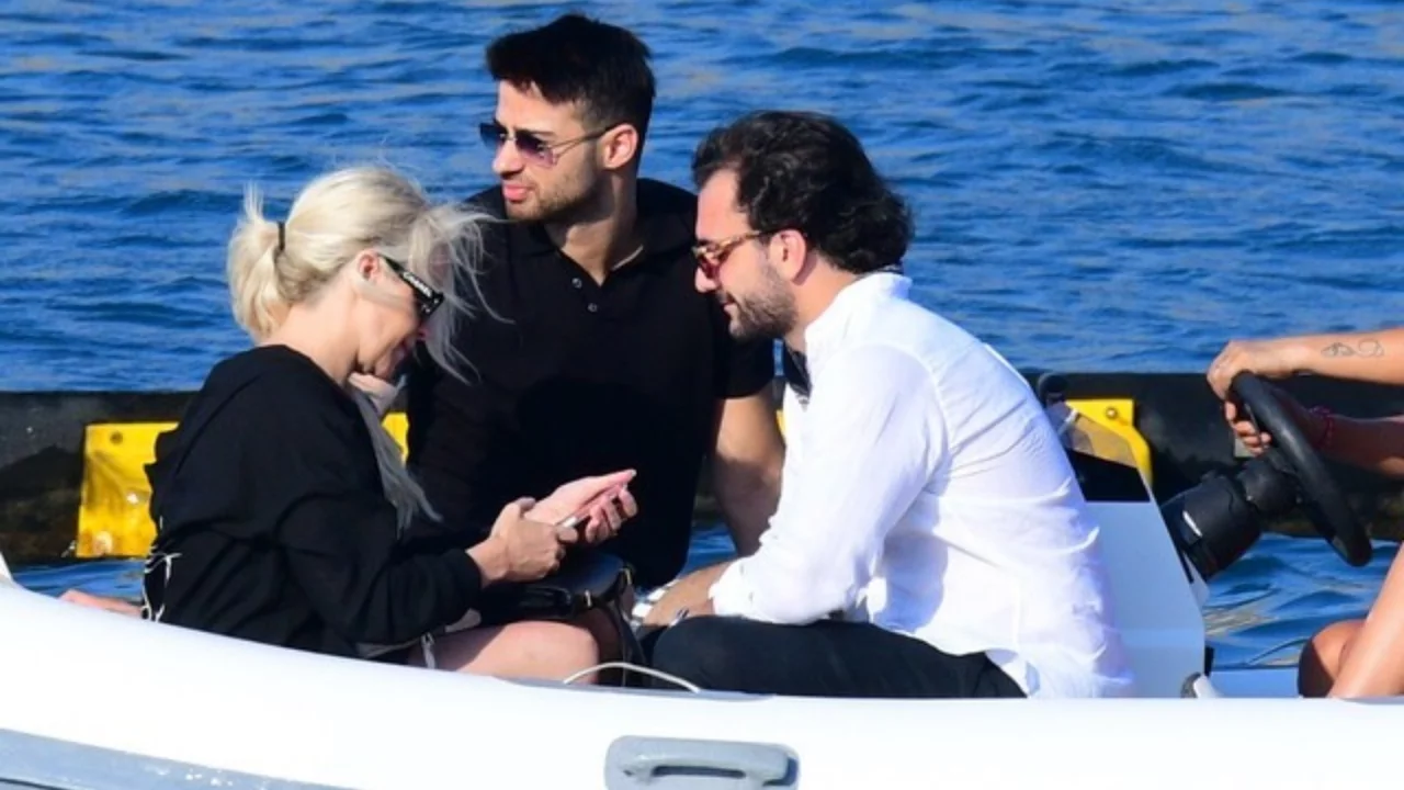 B&uuml;şra Pekin'in Bodrum tatilinde dikkat &ccedil;eken anlar! Yanındaki kişi merak uyandırdı