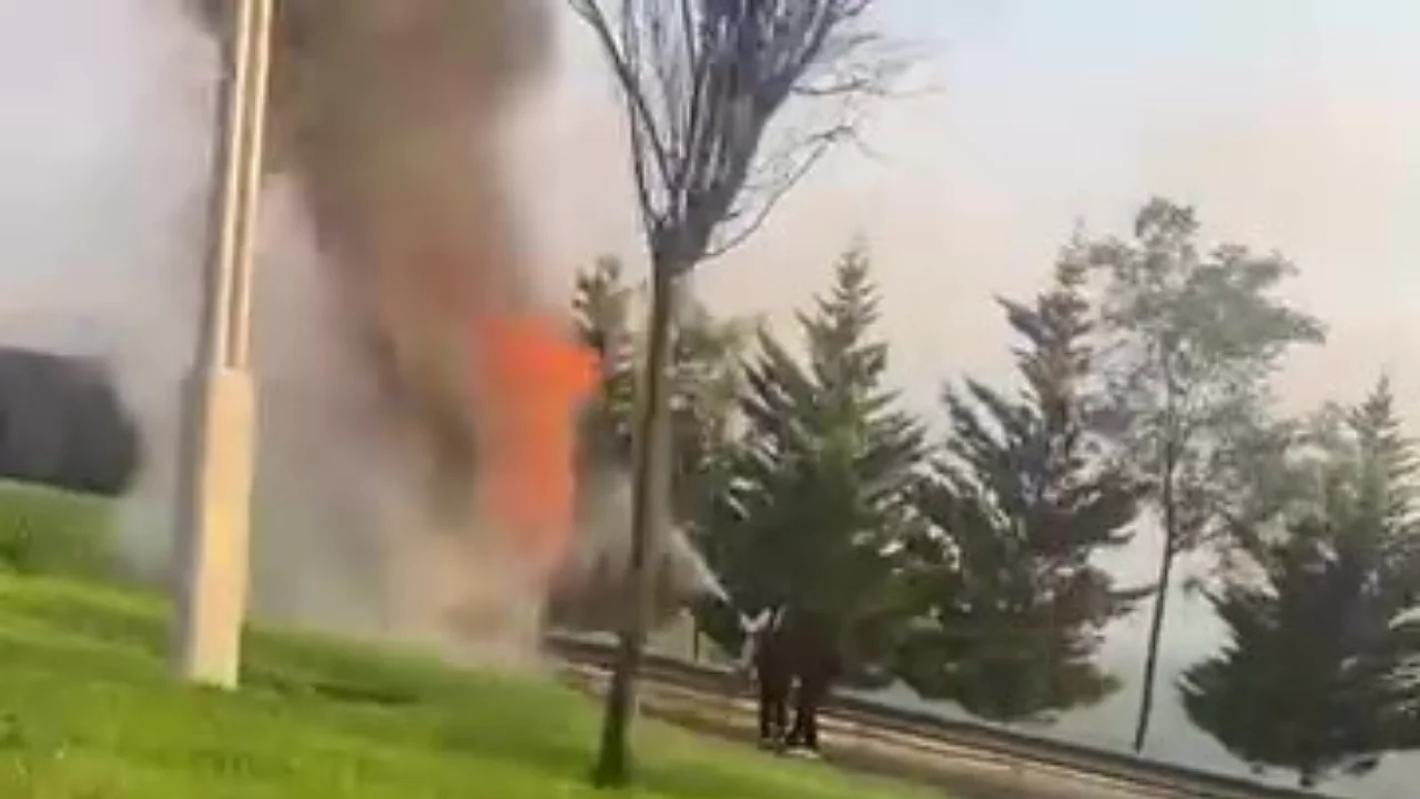 Seyir halindeki belediye otobüsü alevlere teslim oldu