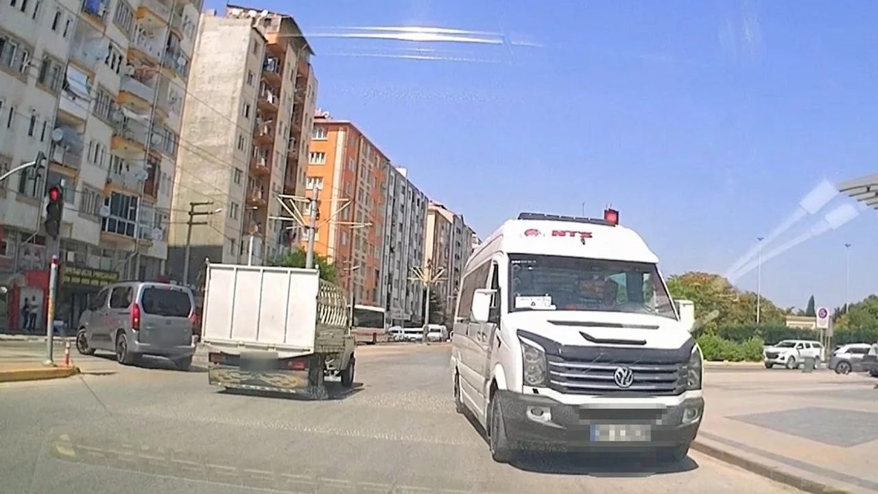 İşçi servisinden tehlikeli manevra! Ters yöne girip trafiği riske attı