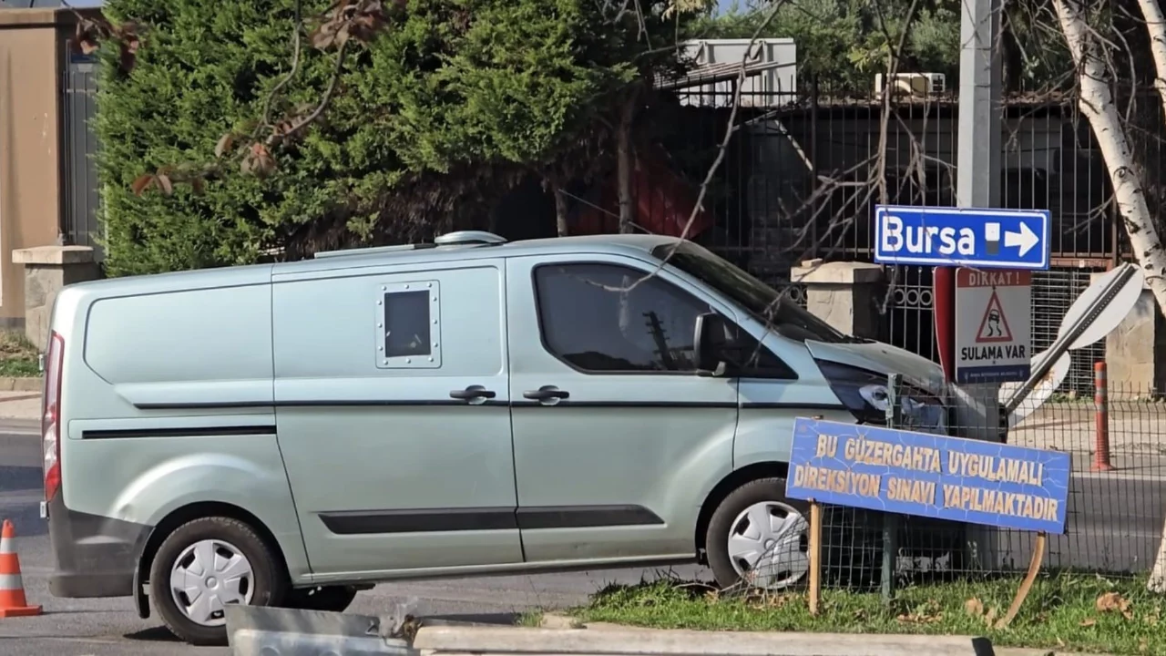 Zırhlı banka aracıyla &ouml;l&uuml;mden d&ouml;nd&uuml;! Bursa'da faciayı &ouml;nleyen manevra
