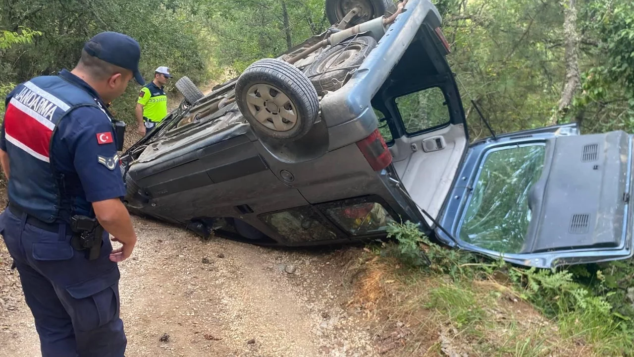 Kontrolden çıkan hafif ticari araç takla attı
