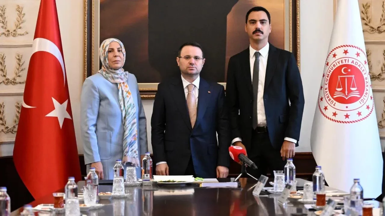 Bakan Gürlek, Muhsin Yazıcıoğlu'nun ailesiyle görüştü 