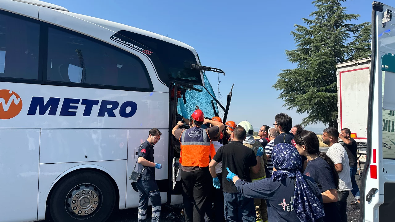 Yolcu otobüsü kamyona arkadan çarptı: 1'i ağır 8 yaralı