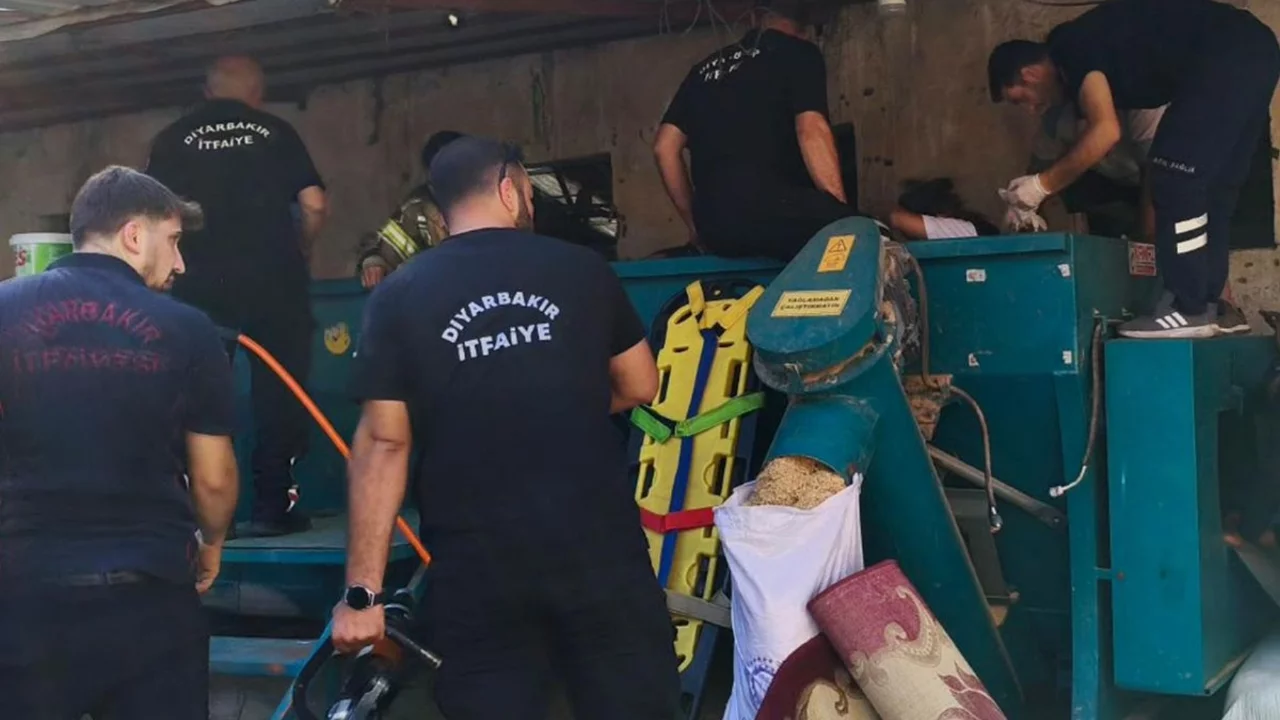 Yem makinesine kapılan iş&ccedil;i feci şekilde can verdi