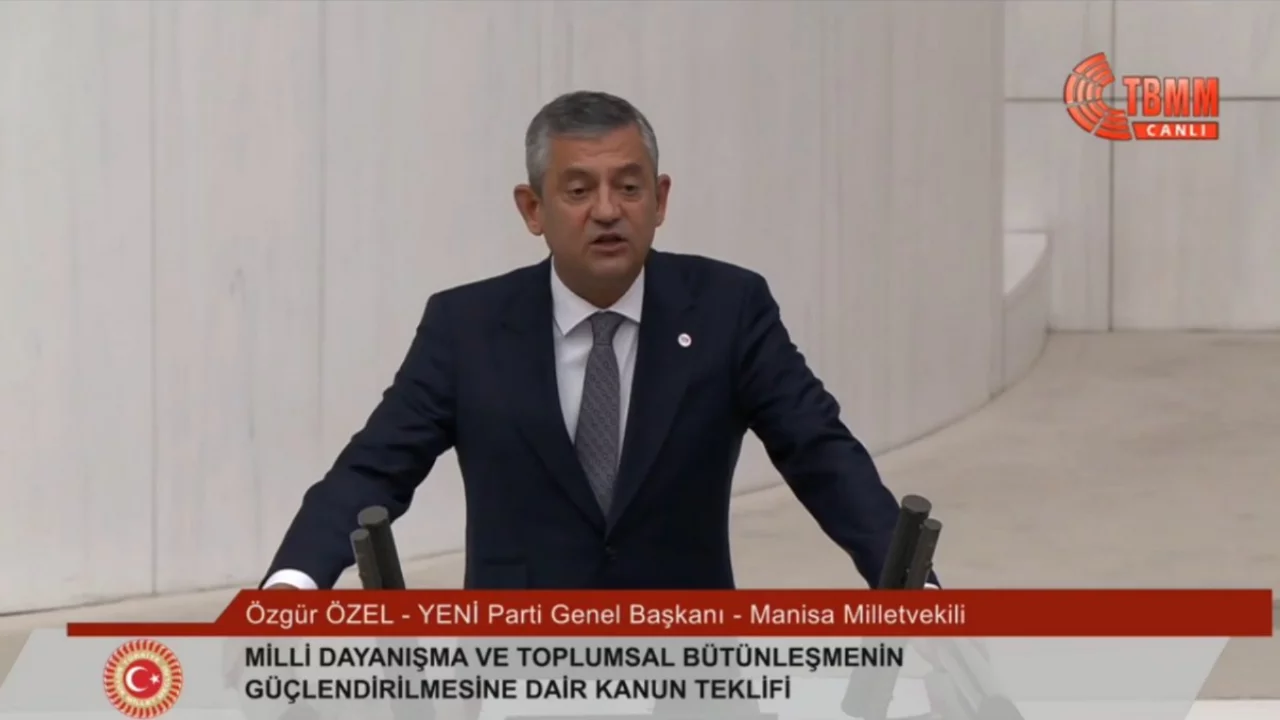 &Ouml;zg&uuml;r &Ouml;zel'den "&ccedil;er&ccedil;eve yasa" kararı: Ben ve arkadaşlarım " evet" diyeceğiz
