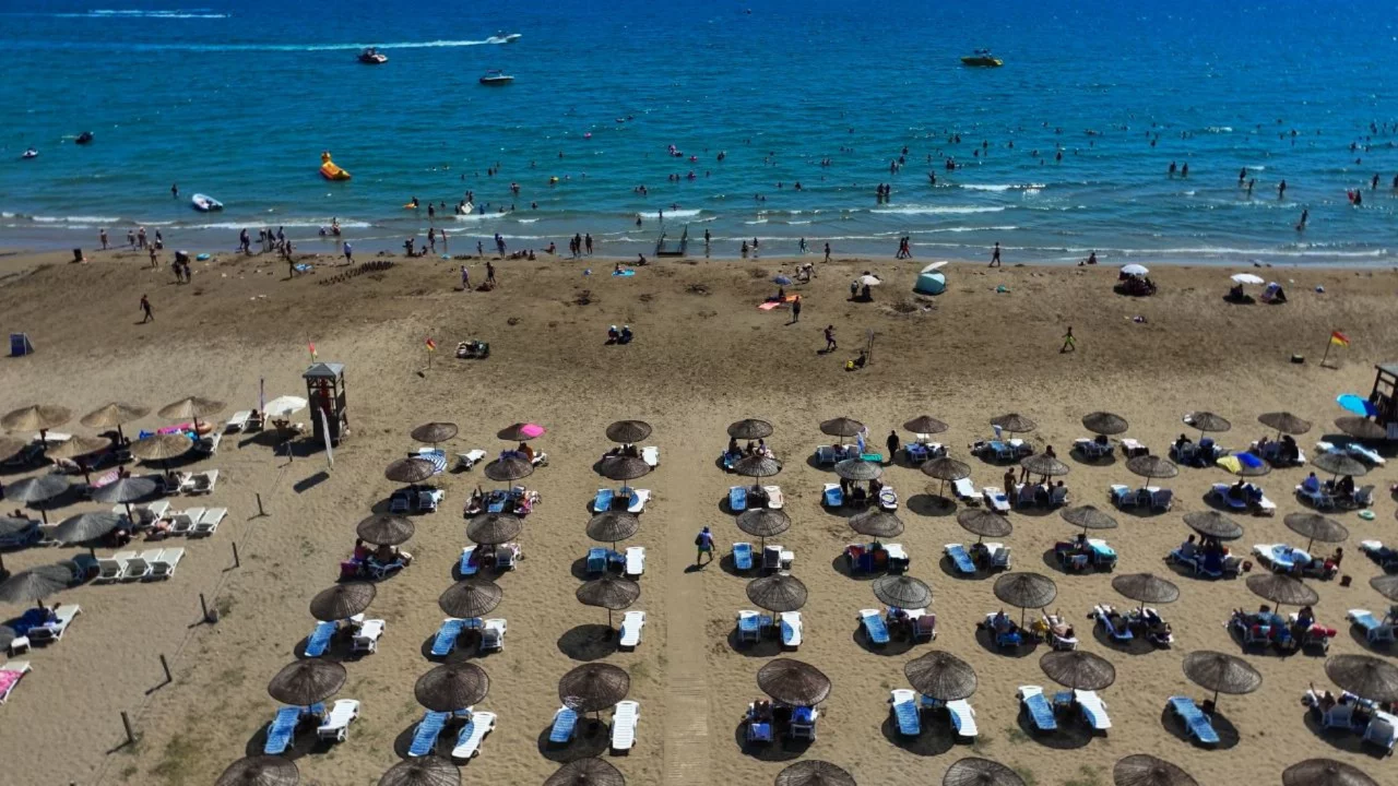 Halk plajları ziyaret&ccedil;i rekoru kırdı