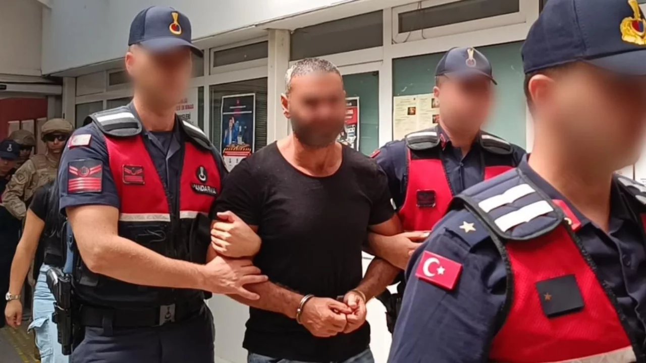 Yunanistan planı suya d&uuml;şt&uuml;! &Ccedil;ete lideri kız arkadaşının yanında enselendi