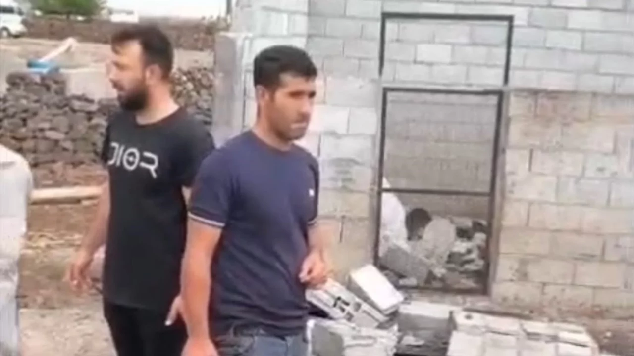 Şiddetli rüzgar her yeri yıktı
