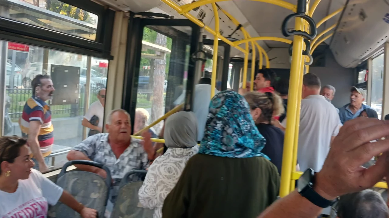 Bursa'da halk otobüsünde iki grup arasında kavga çıktı: Yolcular panik yaşadı 