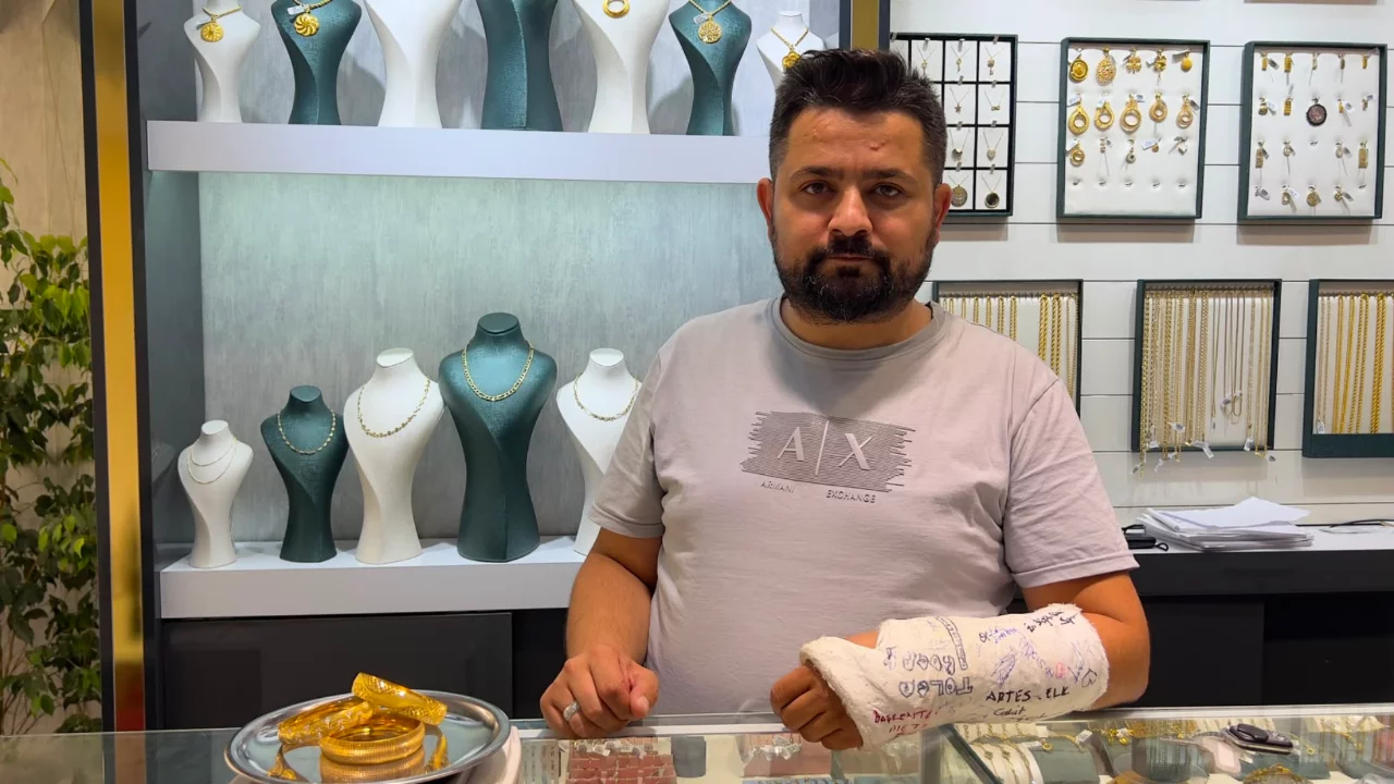 Kaşla g&ouml;z arasında 580 bin liralık bilezikleri &ccedil;aldı! Esnaf tarafından yakalandı...