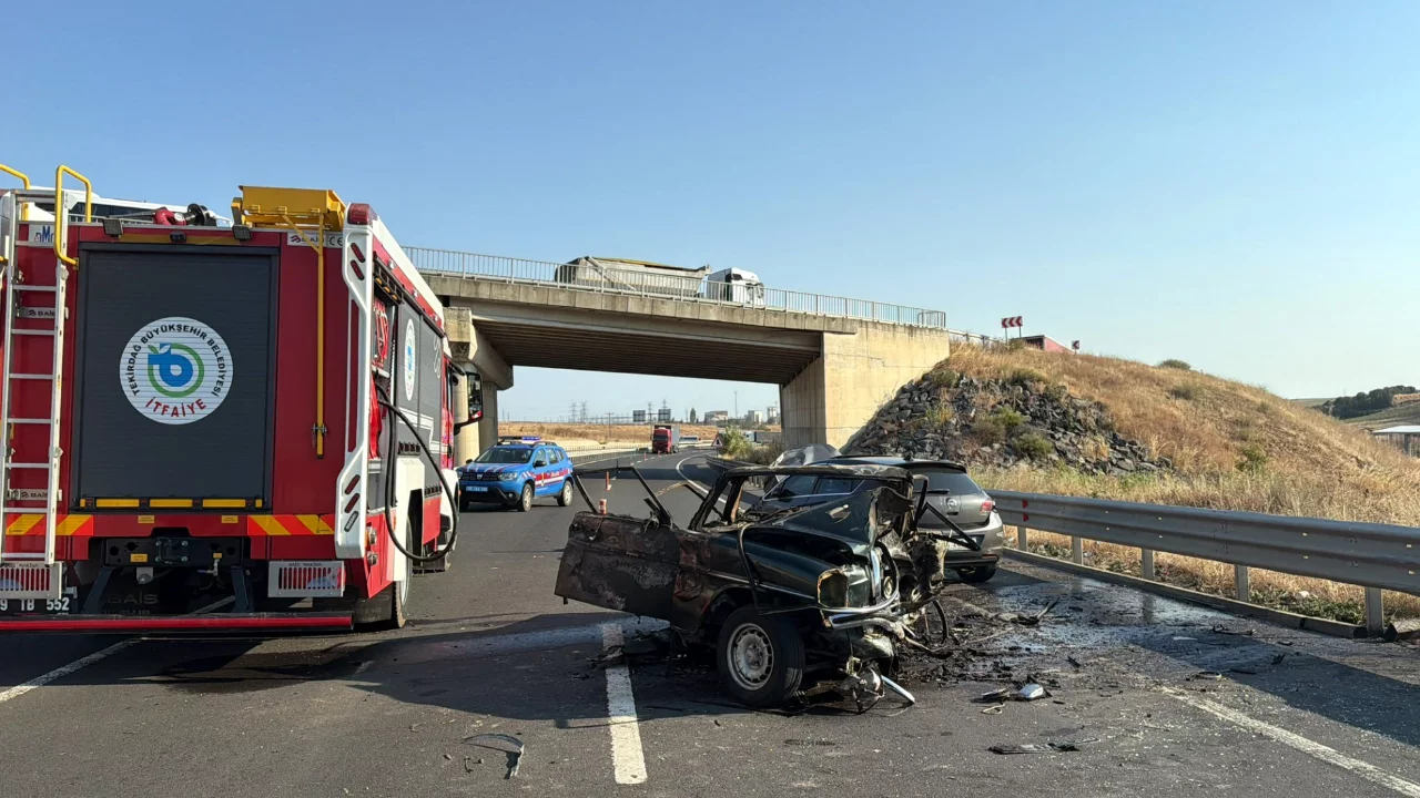 &Ccedil;orlu'da feci kaza: &Ccedil;arpışan otomobil alev aldı, s&uuml;r&uuml;c&uuml; hayatını kaybetti
