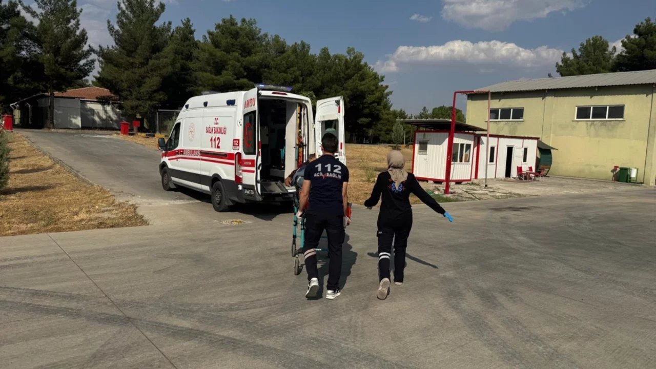Siirt'te beyin kanaması ge&ccedil;iren kadın i&ccedil;in zamanla yarışıldı: Hava ambulansı devreye girdi