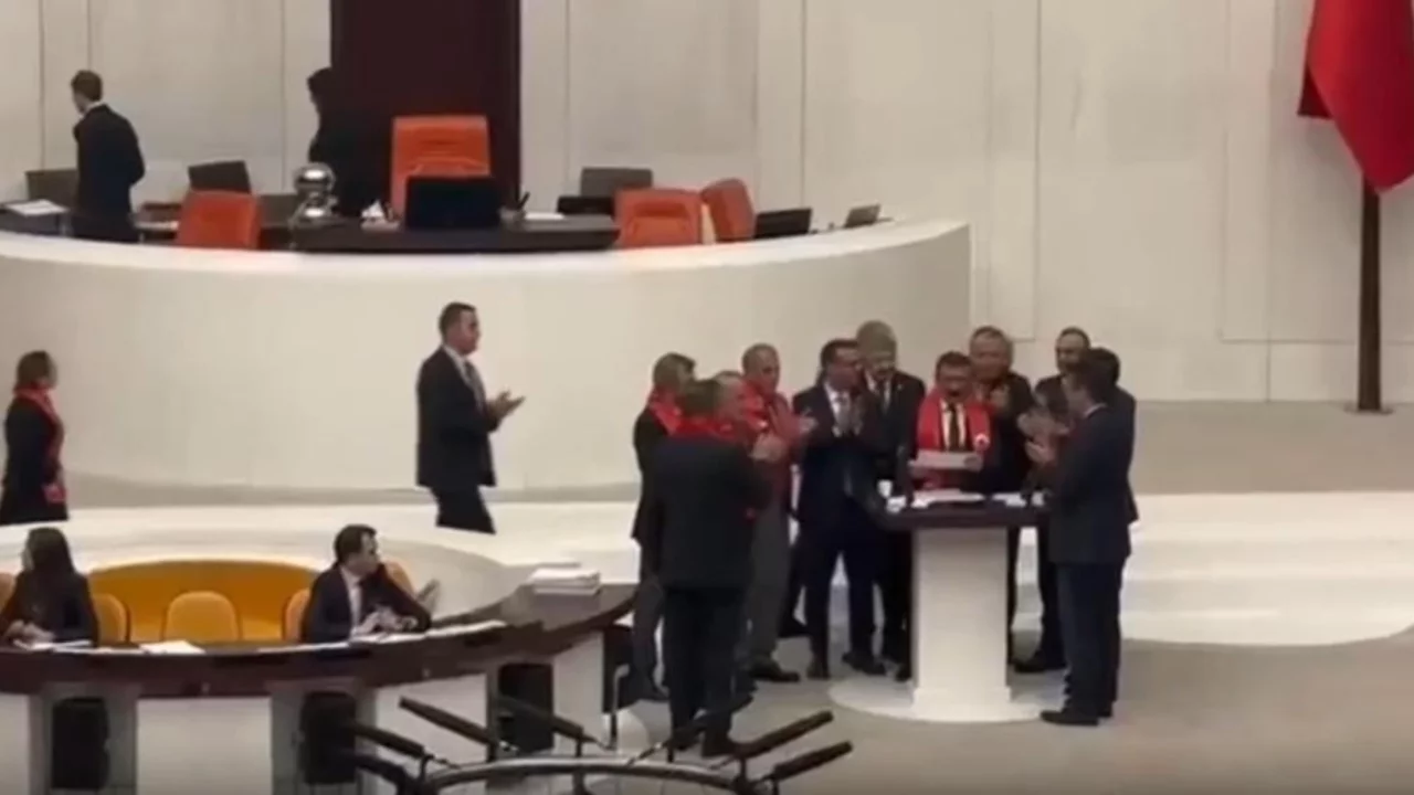Meclis'te dikkat çeken anlar! Bursa vekili kürsüden güçlükle indirildi...