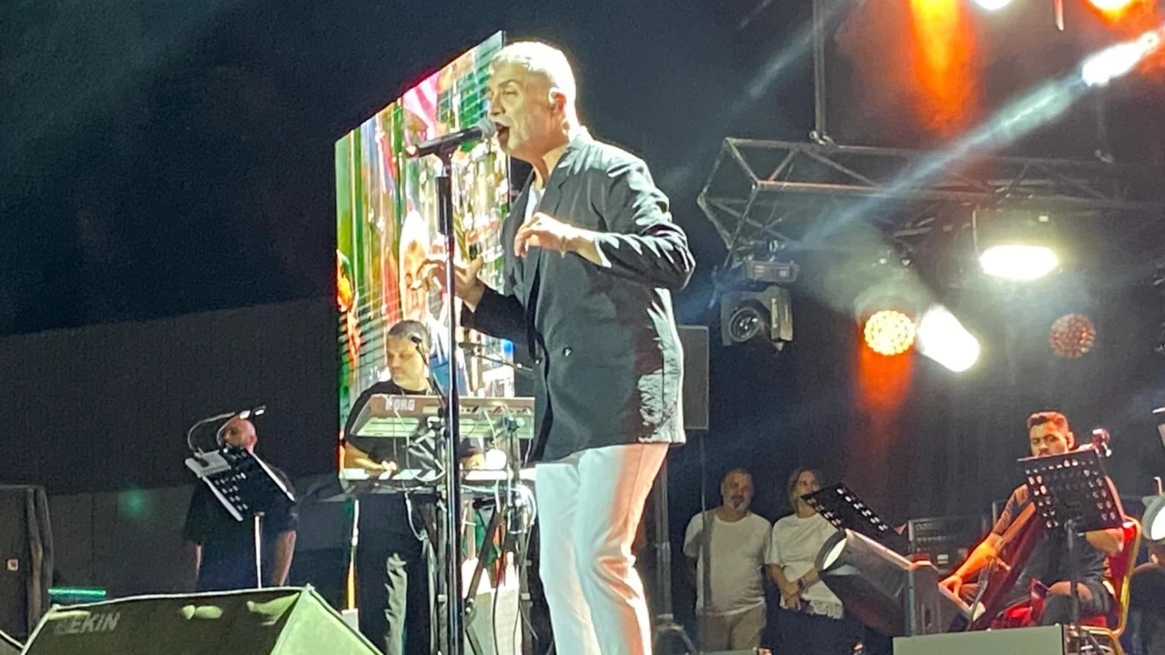 64. Uluslararası Bursa Festivali'nde görkemli final! Özcan Deniz'den unutulmaz gece 