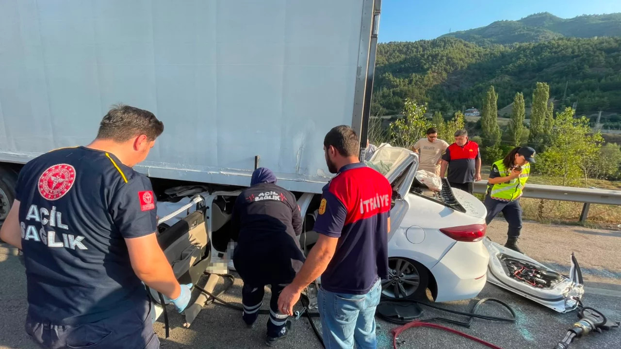 Tokat'ta feci kaza: Tıra çarpan otomobilin sürücüsü öldü